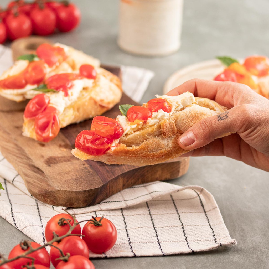 Bruschetta de Burrata com Tomate Confit e Manjericão