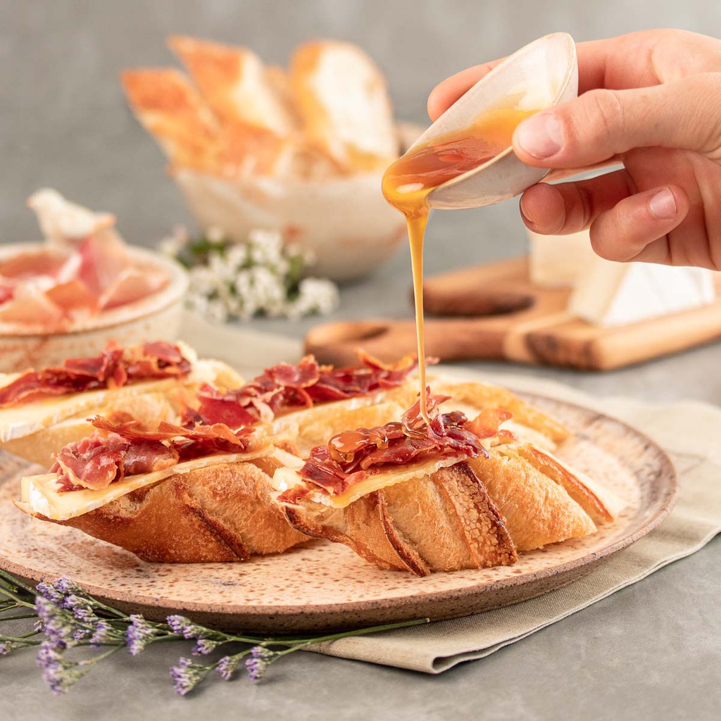 Bruschetta de Queijo Brie, Parma Crocante e Mel Trufado