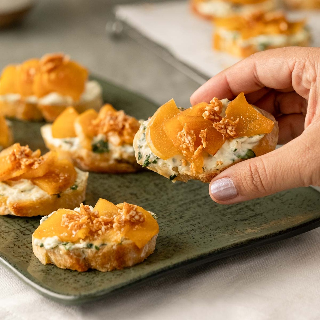 Canapé de gorgonzola com espinafre, pêras caramelizadas e praliné crocante