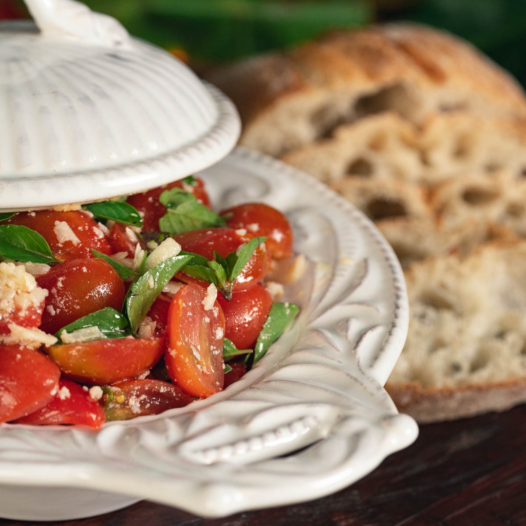 Tomatinhos Italianos com Queijo Grana Padano, Azeite e Manjericão