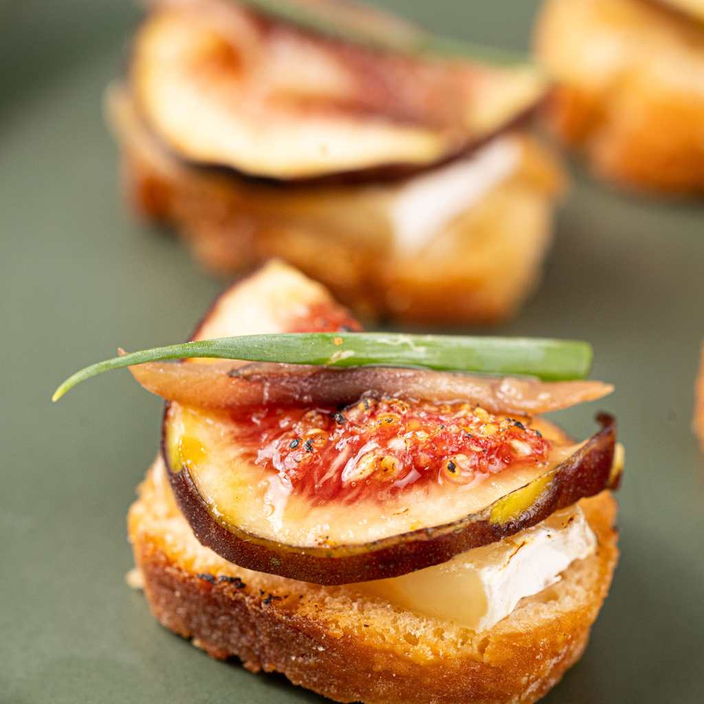 Canapé de brie,figo brulée e anchovas