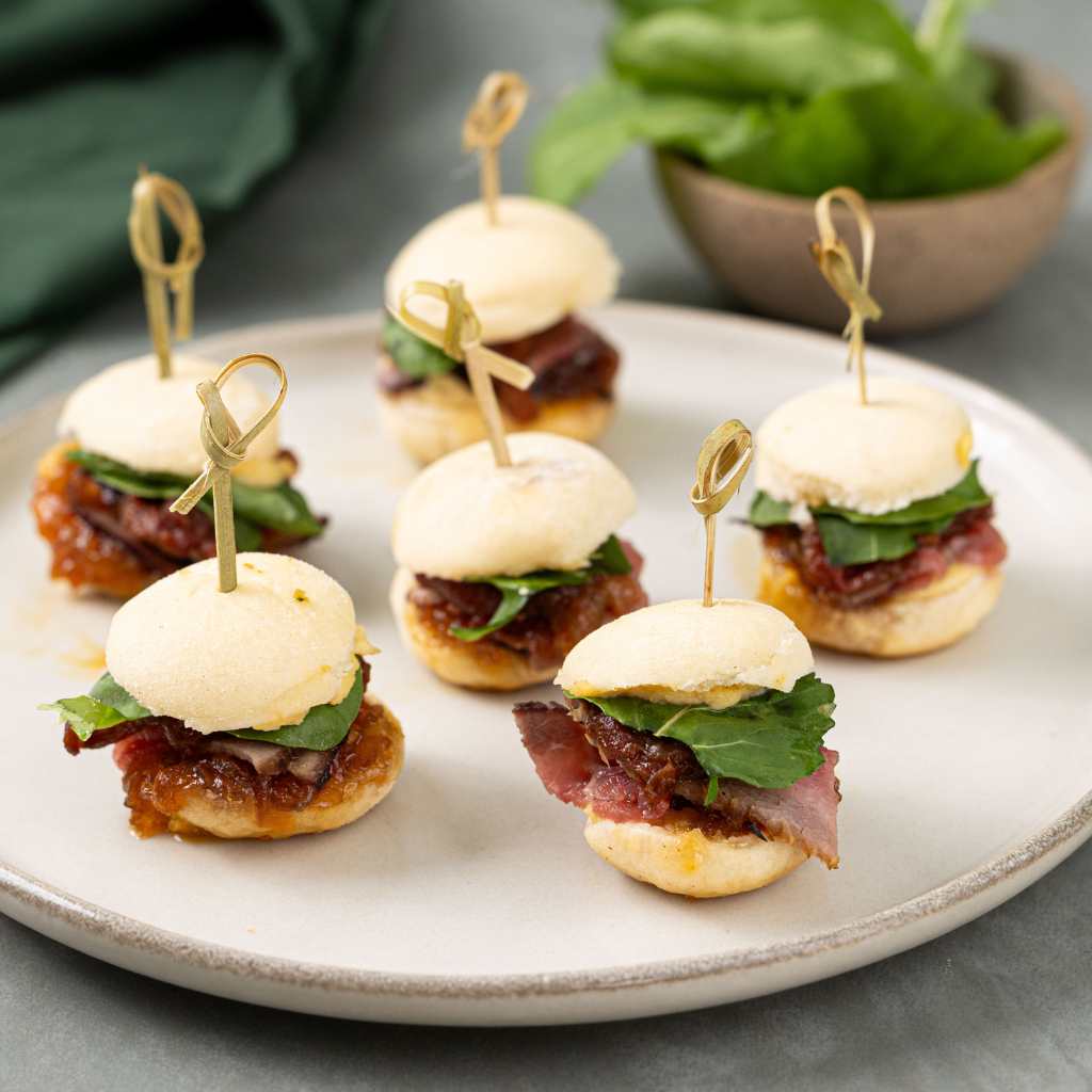 Mini Sanduiche de Pão Sírio Rosbife Hommus Carpaccio tomate cebola caramelizada e rúcula