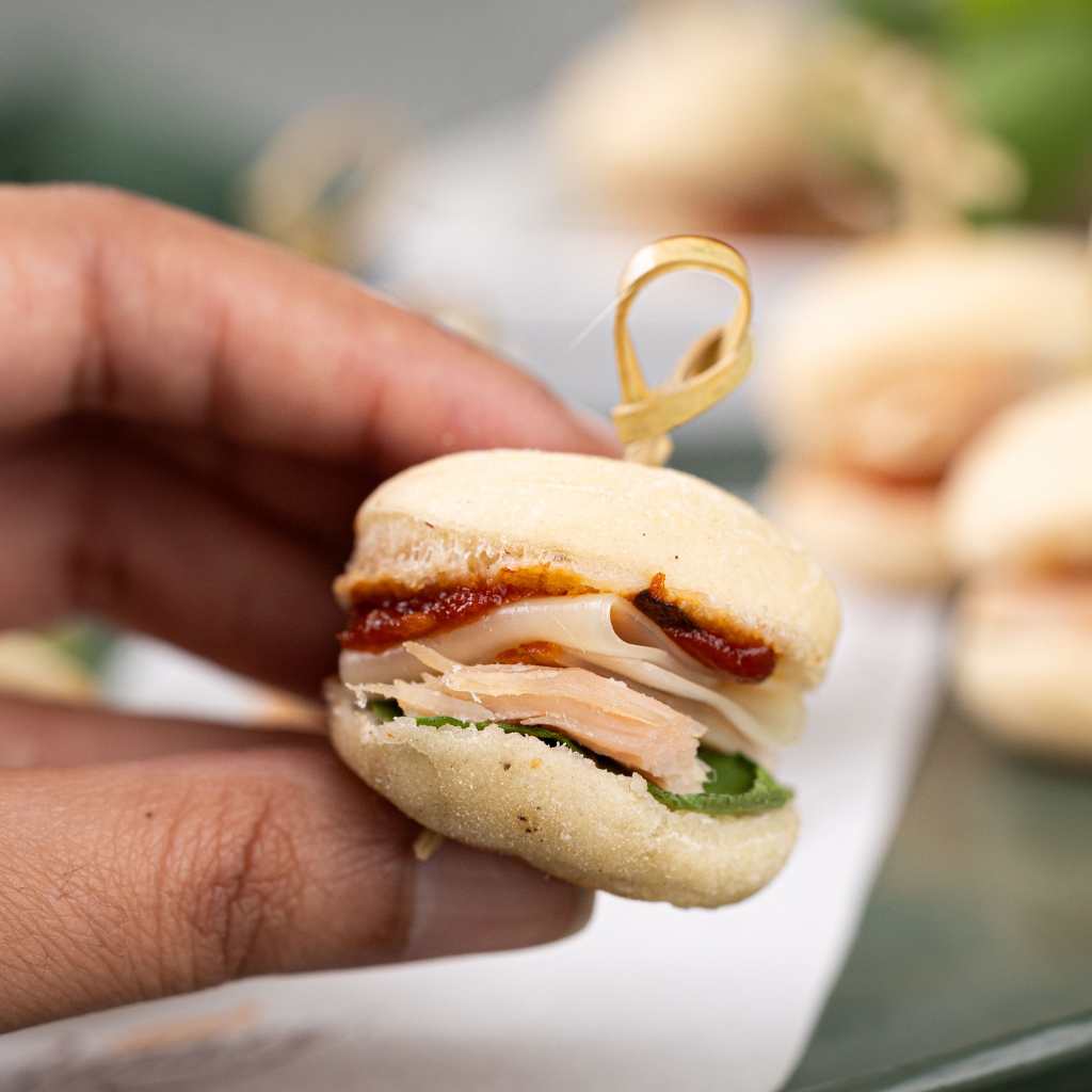 Mini Sanduiche de Pão Sírio Chutney tomate Frango Defumado Muçarela e Rúcula