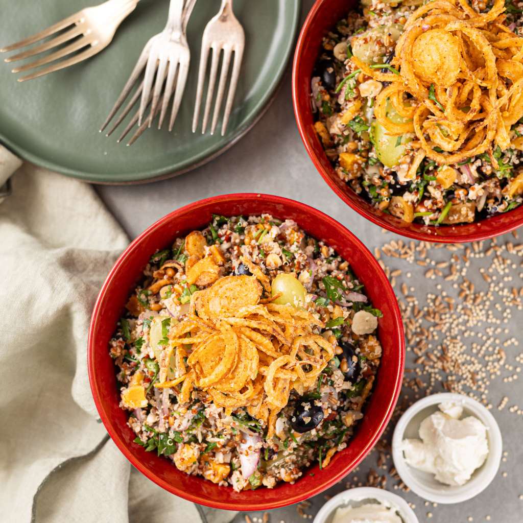 Salada de Grãos, castanhas, uvas, cebola crispy e coalhada seca