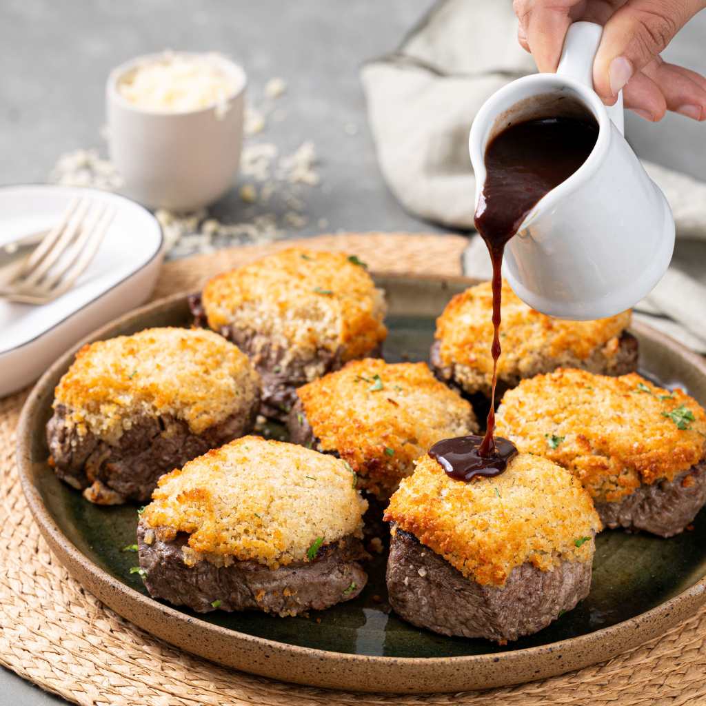 Tournedor de Filé em crosta de Parmesão ao Molho Parrileiro