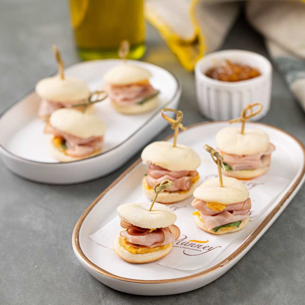 Mini Sanduiche de Pão Sírio Pasta de Damasco com Laranja Lombinho e Rúcula