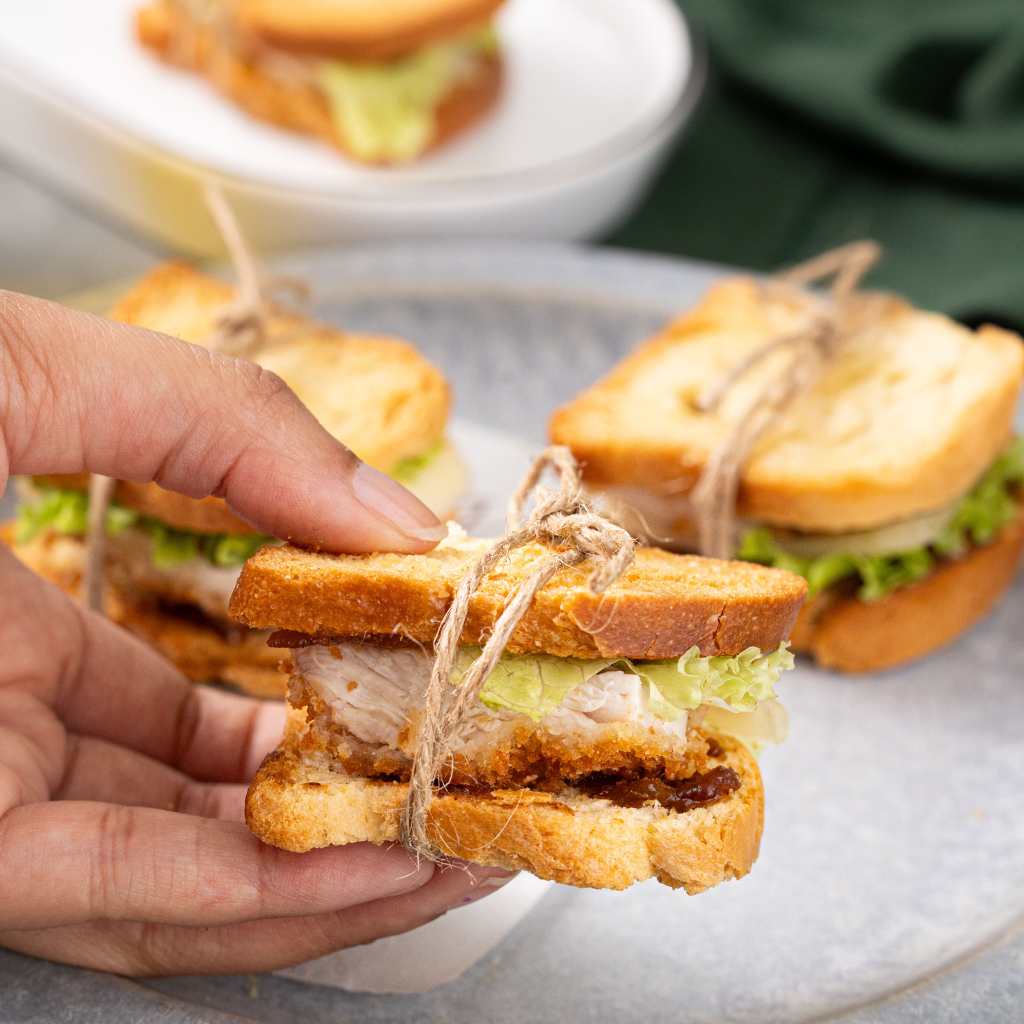 Mini Sanduiche Pão de Brioche Frango Empanado Geléia de Bacon Muçarela e Alface