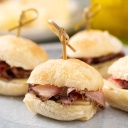 Mini Sanduiche Ciabatta com Rosbife Queijo Gruyere e maionese de Alho