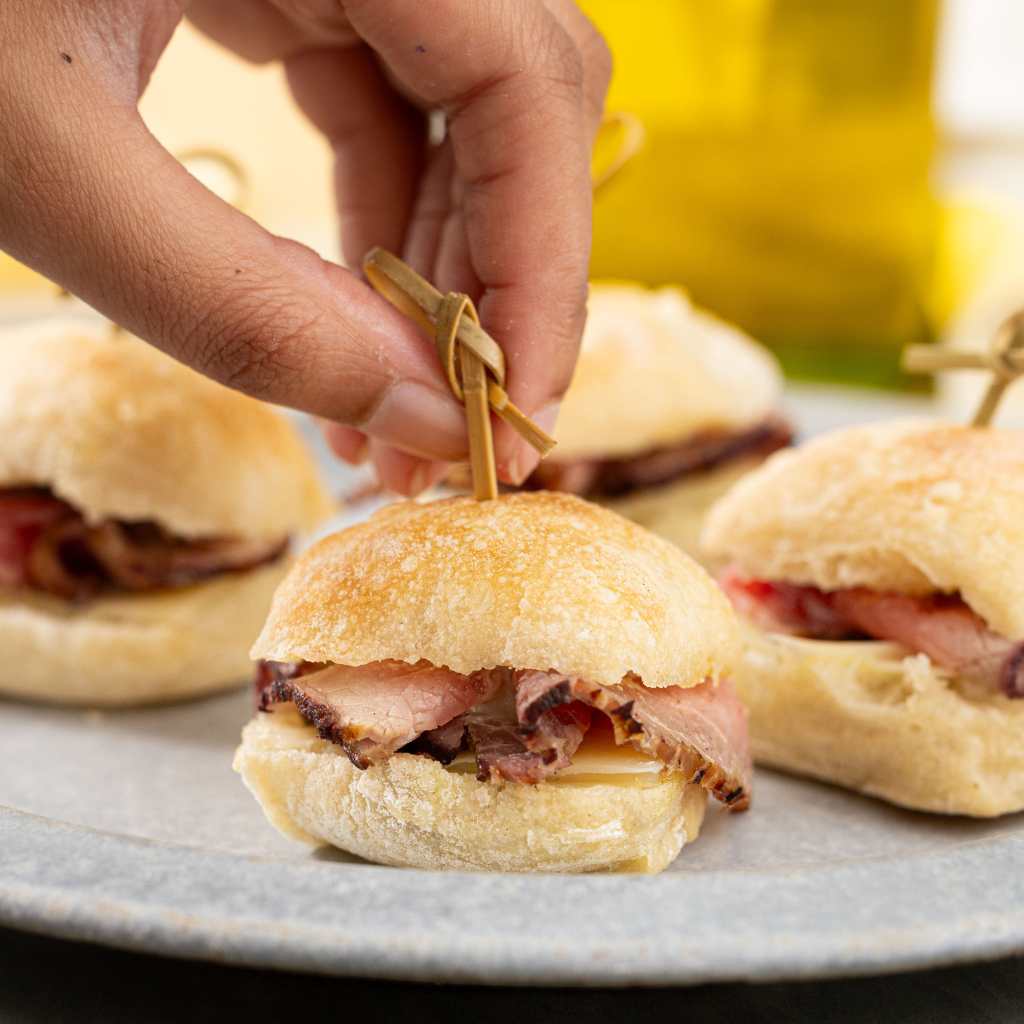 Mini Sanduiche Ciabatta com Rosbife Queijo Gruyere e maionese de Alho