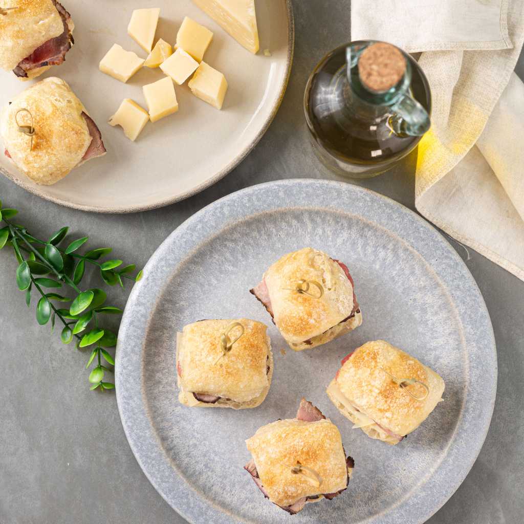 Mini Sanduiche Ciabatta com Rosbife Queijo Gruyere e maionese de Alho