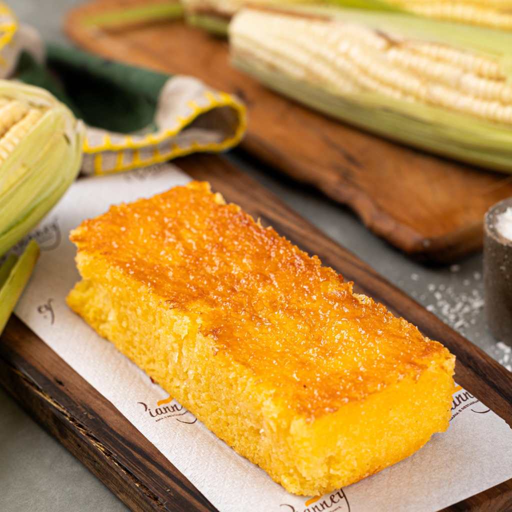 Broa cremosa de milho verde, queijo e coco