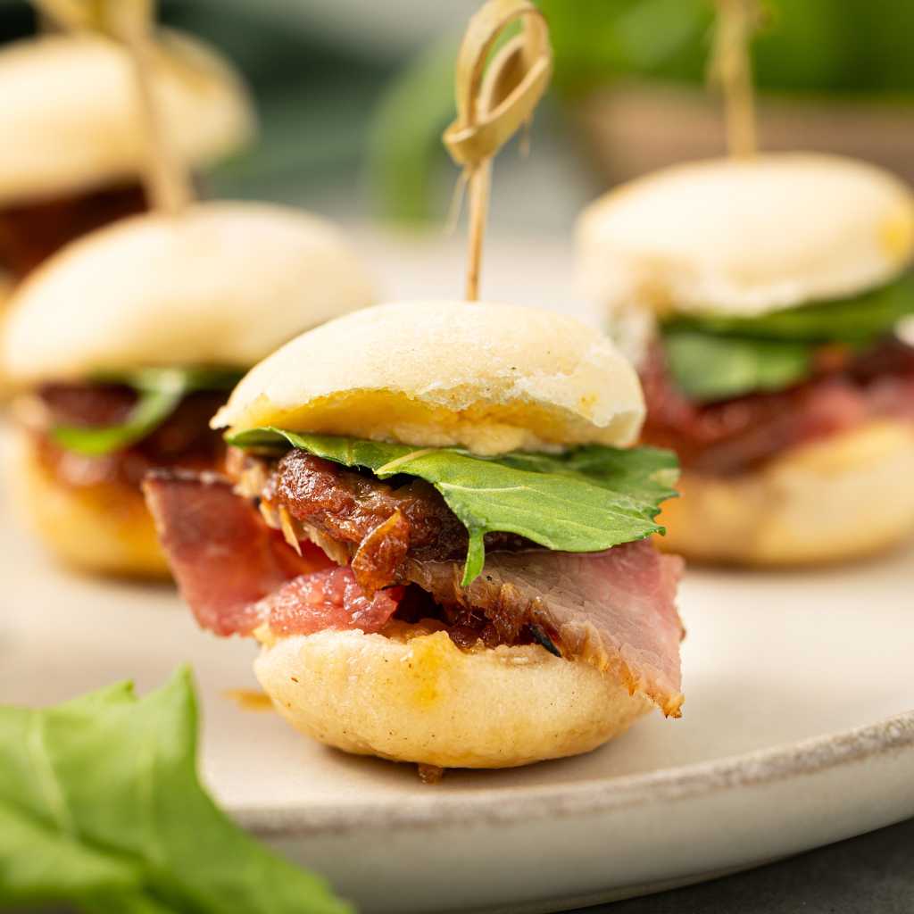 Mini Sanduíche de Pão Sírio, Rosbife, Hommus Carpaccio de tomate, cebola caramelizada e Rúcula