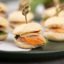 Mini Sanduíche de Pão Sírio Chutney,Tomate, Frango Defumado, Muçarela e Rúcula