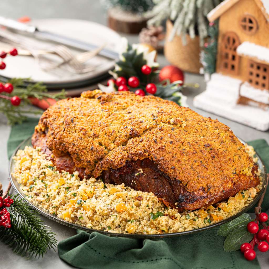 Pernil em Crosta de Pistache com Couscous, legumes e cogumelos