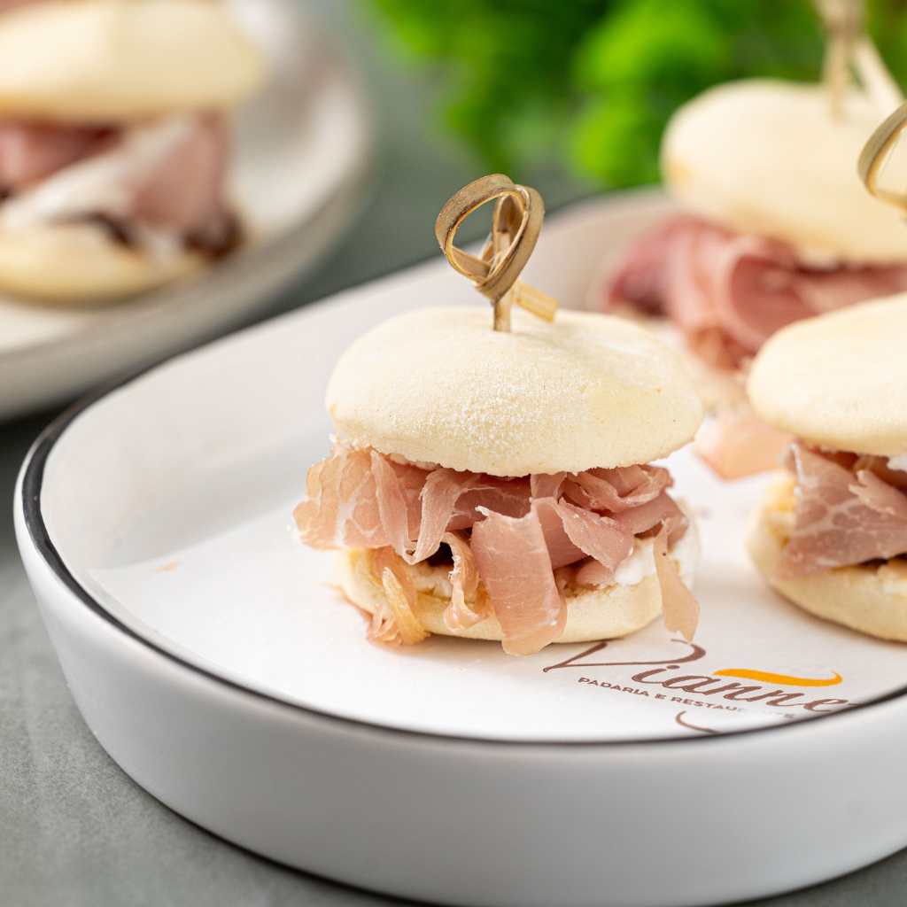 Mini Sanduíche de Pão Sírio,Parma, Queijo de Cabra e Geléia de Cebola