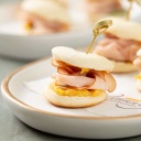 Mini Sanduíche de Pão Sírio, Pasta de Damasco com Laranja, Lombinho e Rúcula