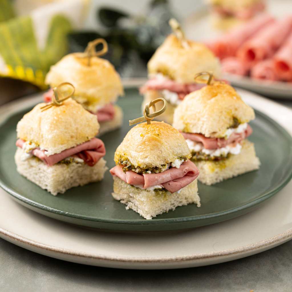 Mini  Sanduíche Focaccia,Pesto de Pistache,pasta de Queijo Fresco e Mortadela