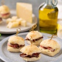 Mini Sanduíche Ciabatta com Rosbife, Queijo Gruyere e Maionese de Alho