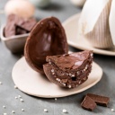 Ovo ao leite crocante com recheio de brigadeiro