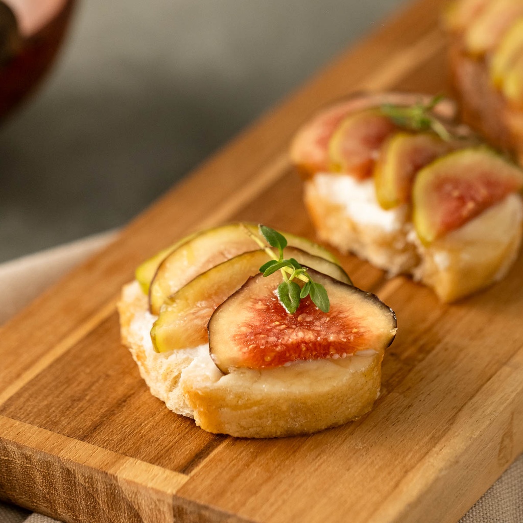 Canapé de queijo de cabra, com figos frescos e mel trufado