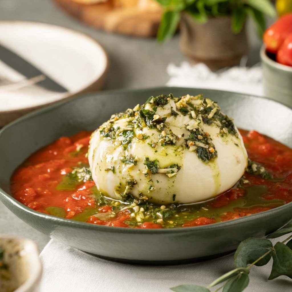 Burrata com chutney de tomates e pesto