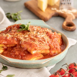 Fagotine de mussarela de Búfala ao molho de tomate concassé e manjericão