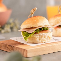 [094095] Mini Sanduíche no Pão de Batata com Patê de Frango, Presunto, Mussarela e Salada
