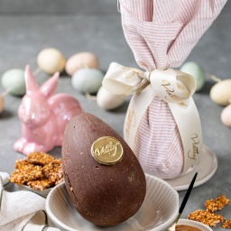 Ovo de caramelo com praliné de castanhas