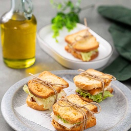 [114737] Mini sanduíche pão de brioche, frango empanado, geléia de bacon, mussarela e alface