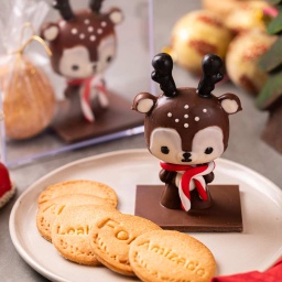 Rena de chocolate com biscoitos amanteigados